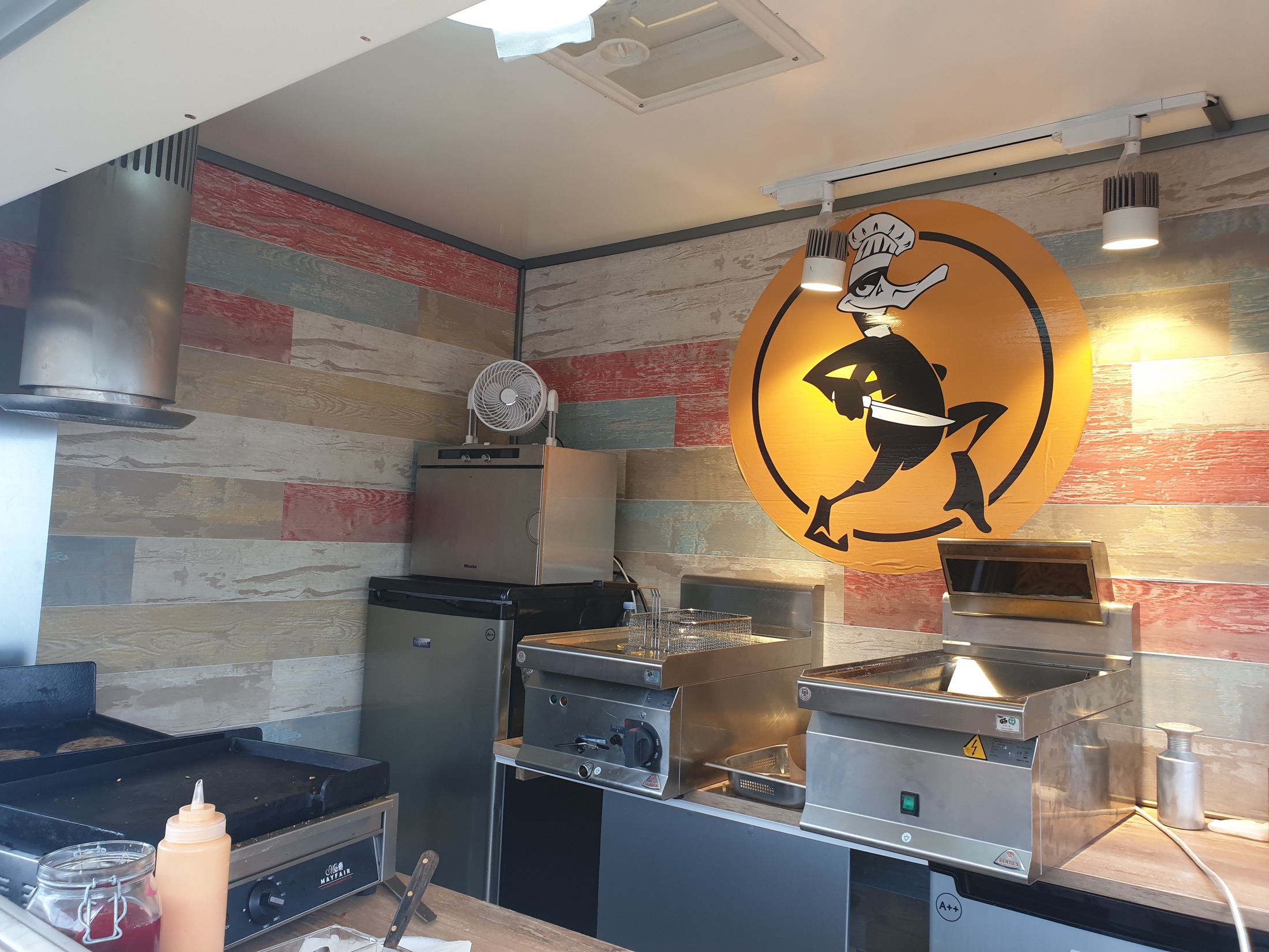 Innenraum eines Society Foodtrailers mit professioneller Küchenausstattung